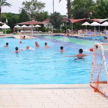 אתר נופש Queen's Park Le Jardin קמר